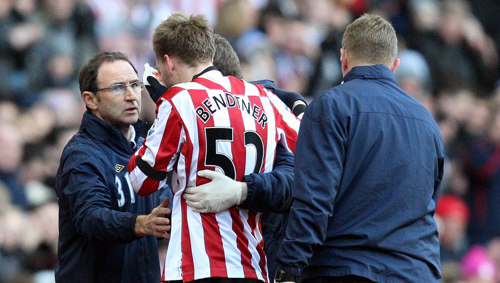 M� BRUKE MASKE: Nicklas Bendtner etter ansiktskadene han p�dro seg i kampen mot Swansea.Foto: SCANPIX/AP/Scott Heppell