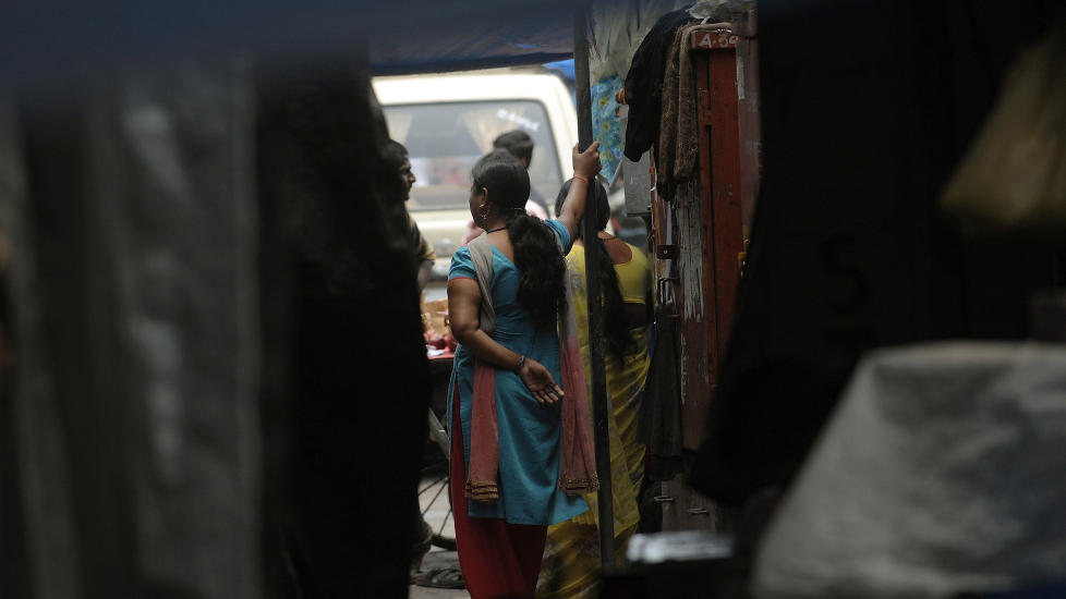 KJ�RLIGHETSGATA: Anne �stbys roman handler om den indiske Nat-kasten, som har drevet med prostitusjon og hallikvirksomhet i �rhundre. Bildet er fra prostitusjonsstr�ket i Mumbai. Foto: SCANPIX/ AFP PHOTO/ Punit PARANJPE