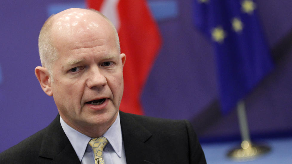 LETTER P� SANKSJONER: Storbritannias utenriksminister William Hague uttalte mandag morgen at han h�pet p� en lettelse av sanksjonene. Foto: REUTERS/Francois Lenoir/Scanpix