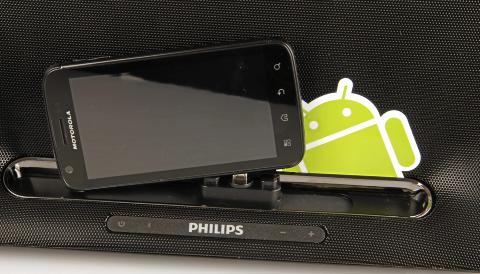 IKKE PATENT: Mobiler med USB-pluggen p� siden fungerer ikke optimalt p� Philips Fidelio dokkingh�yttaler for Android. Foto: Hallvard Lunde, HjemmePC