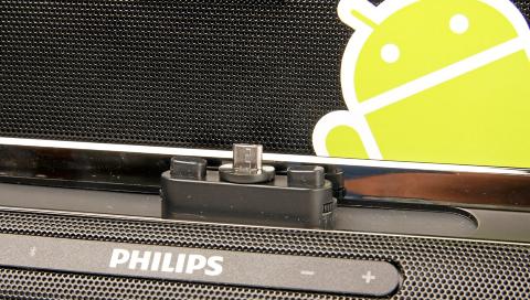PLUGG: Lyden sendes via Bluetooth, mens mobilen lades via USB-pluggen. Philips har laget en plugg som kan snus 180 grader og forskyves sidelengs. I tillegg har den to justerbare knotter p� sidene slik at mobilen f�r god balanse. Foto: Hallvard Lunde, HjemmePC
