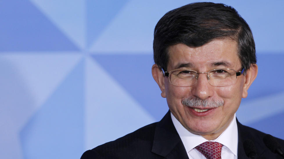 KRANGEL: Ahmet Davutoglu raser mot Frankrike, og truer med nye sanksjoner. Foto: Reuters/Scanpix