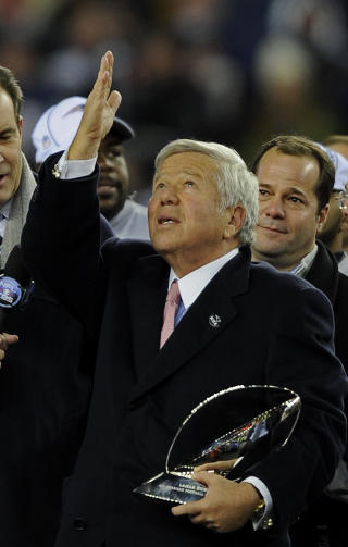 OVERNATURLIG F�LELSE: Patriots-eier Robert Kraft f�lte det var krefter i sving som ikke lot seg forklare da Ravens-kicker Billy Cundiff bommet p� et enkelt field goal-fors�k som ville sendt kampen ut i forlengelse.Foto: SCANPIX/REUTERS/Gretchen Ertl