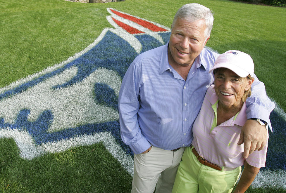 FILANTROP OG MORSFIGUR: Myra Kraft (t.h.) var datter av filantropen Jacob Hiatt og viet mesteparten av sitt liv til veldedig arbeid. I fjor sommer tapte hun kampen mot kreften, 68 �r gammel. Her sammen med ektemannen gjennom 48 �r, New England Patriots-eier Robert Kraft.Foto: SCANPIX/AP Photo/Michael Dwyer