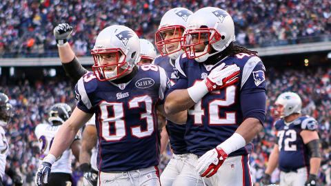 MERKEDE MENN: New England Patriots har tilegnet sesongen til avd�de Myra Hiatt Krafts minne og spiller med initialene hennes innbrodert p� brystet av draktene. Da running back BenJarvus Green-Ellis (nummer 42) scoret kampens f�rste touchdown mot Baltimore Ravens, feiret han det ved � ta seg til emblemet over hjertet sammen med blant annet Wes Welker (83) og Aaron Hernandez (bak).  Foto: SCANPIX/Elsa/Getty Images/AFP