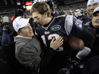 HALL OF FAME NESTE: Sammen har hovedtrener Bill Belichick (t.v.) og quarterback Tom Brady sett og opplevd det meste. S�ndag vant de sin 16. sluttspillkamp sammen, noe som l�fter Brady opp p� samme antall som idolet Joe Montana. Samtidig tangerer han John Elways rekord med fem Super Bowl-opptredener i Indianapolis om to uker.Foto: SCANPIX/EPA/MATT CAMPBELL  EPA/JUSTIN LANE