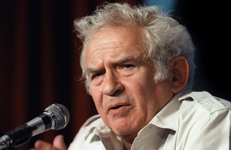 AKTUELL: Forlaget Font utgir stadig nye verk av Norman Mailer. Etter � ha lansert Mailers siste roman �Slottet i skogen� (om Adolf Hitler), har de relansert hans f�rste bok, �De nakne og de d�de� (om andre verdenskrig). Neste �r kommer boka om den d�dsd�mte Gary Gilmore, �B�ddelens sang�.
Foto: Scanpix/ AFP PHOTO/STF/FILES