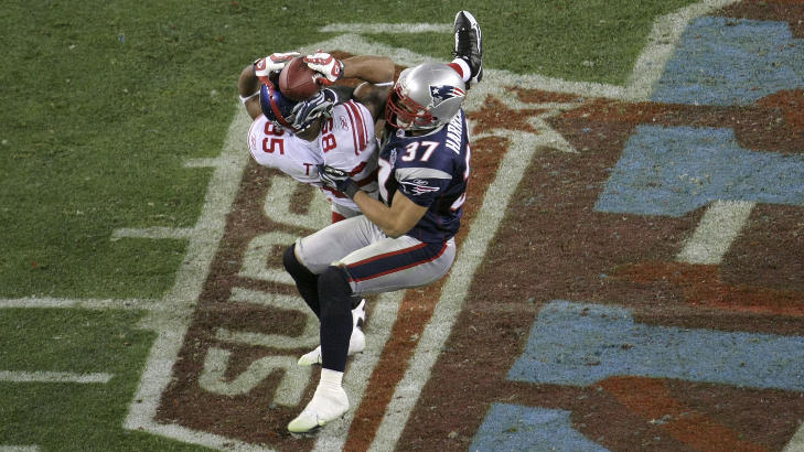 REVANSJELYSTNE: Super Bowl XLVI blir en reprise av den h�ydramatiske Super Bowl XVII. Den gangen var New York Giants gigantiske underdogs mot ubeseirede New England Patriots, men gikk seirende ut blant annet p� grunn av David Tyrees (t.v.) spektakulere mottak ved hjelp av hjelmen i sluttminuttene.Foto: SCANPIX/Doug Pensinger/Getty Images/AFP