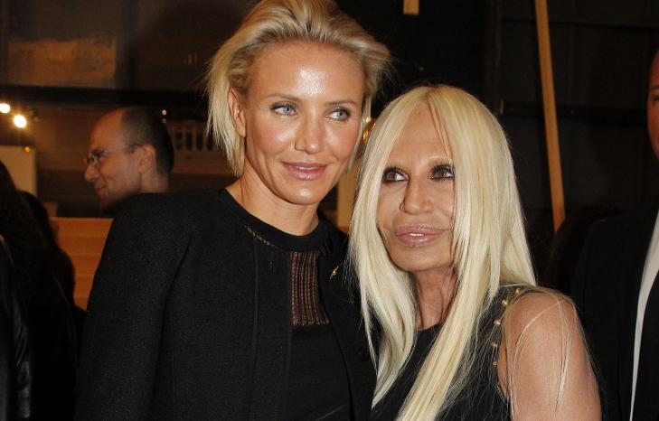 I PARIS: Cameron Diaz er i Paris, og fikk med seg den futuristiske kolleksjonen til Versace-designer Donatella. Foto: Stella Pictures