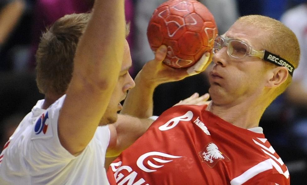 M� SPILLE MED BESKYTTELSESBRILLER: For � ikke risikere � miste synet p� det andre �yet ogs�, spiller Karol Bielecki fra Polen med beskyttelsesbriller. Foto:   AFP PHOTO/ ANDREJ ISAKOVIC
