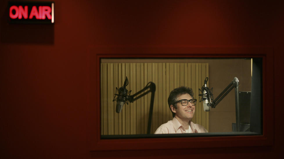 OLD SCHOOL, NY PLATTFORM: Ira Glass leder �This American Life�. Noen av verdens beste radiodokumentarer g�r som varmt hvetebr�d i podcastformat. Foto: Pascal Perich/Corbis Outline/Scanpix
