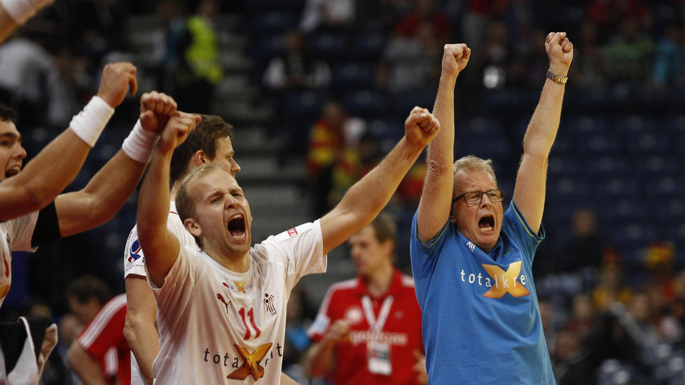 SLO TYSKLAND: Ulrik Wilbek og Danmark jublet etter 28-26-seier over Tyskland. Foto:   REUTERS/Ivan Milutinovic