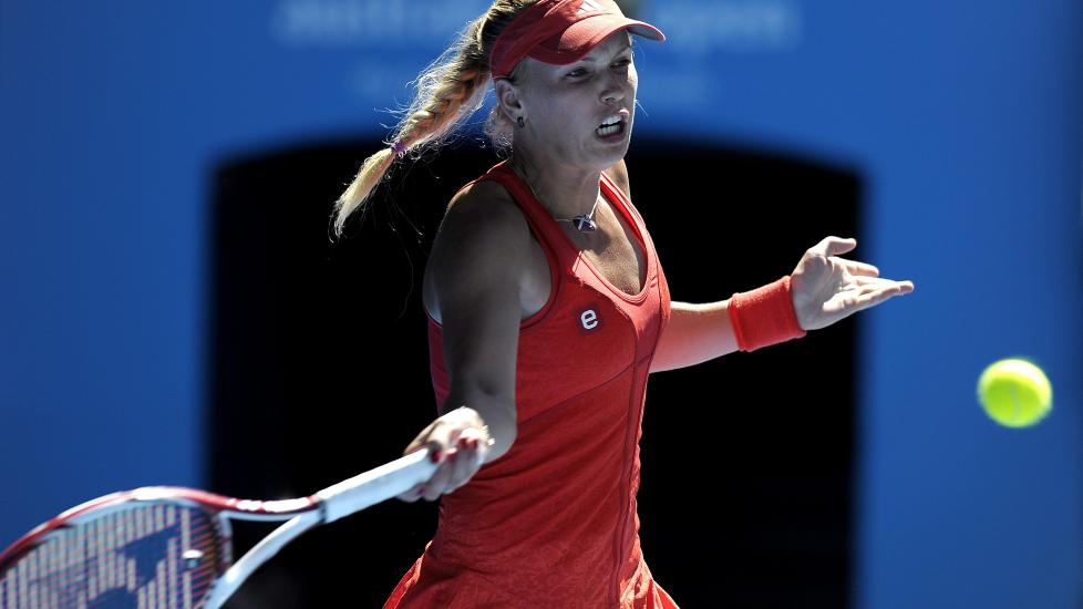 IKKE LENGER VERDENSENER: Caroline Wozniacki (21) tapte tirsdag morgen mot Kim Clijsters i Australian Open. Dermed mister den danske tennisjenta f�rsteplassen p� verdensrankingen. Foto: EPA / Martin Philbey / Scanpix
