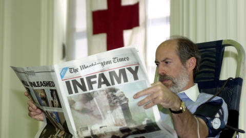 STÅR BAK: Frank Gaffney Jr. leder organisasjonen som står bak den kontroversielle politifilmen. Her gir han blod 12. september 2001 - dagen etter terroranslaget mot New York. Foto: AP/Susan Walsh/Scanpix STÅR BAK: Frank Gaffney Jr. leder organisasjonen som står bak den kontroversielle politifilmen. Her gir han blod 12. september 2001 - dagen etter terroranslaget mot New York. Foto: AP/Susan Walsh/Scanpix