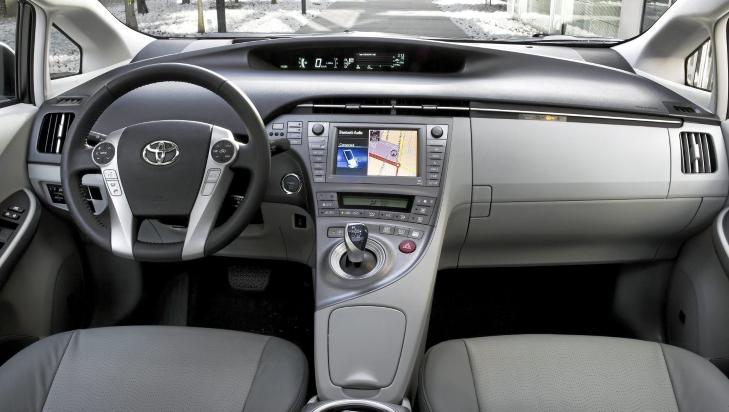 INNVENDIG: F�rermilj�et blir mer moderne i 2012-versjonen av Prius. Foto: Toyota