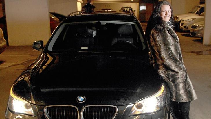 SPARTE MYE: Catrine fant ut at hun kunne spare mye penger p� � importere en 2010-modell BMW 5-serie sammenlignet med en tilsvarende bil i Norge. Foto: Egil Nordlien, HM Foto