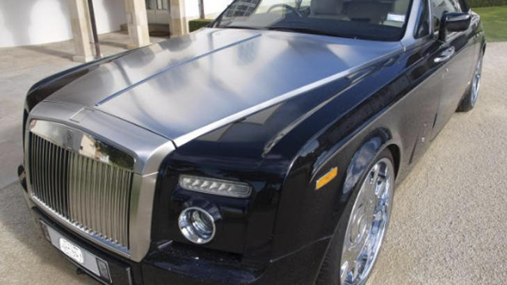 GLAD I BILER: Her en beslaglagt Rolls-Royce Phantom Drophead Coupe. Foto: Politiet/Reuters/Scanpix