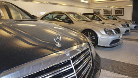 SevLUKSUS: Kim Dotcoms favorittbilmerke er Mercedes, skal vi tro funnene i garasjen hans i New Zealand. Foto: Politiet/Reuters/Scanpix
