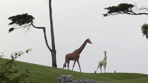 FULL SKALA: Sjiraffstatuer i hagen til Dotcom. Foto: Reuters/Nigel Marple/Scanpix