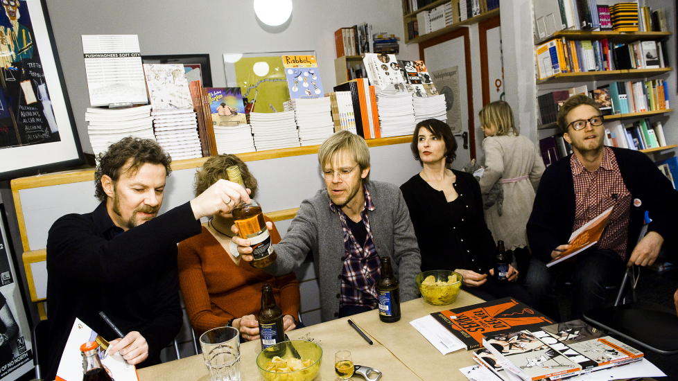 GRUNN TIL � FEIRE: I dag ble innkj�psordningen for tegneserier vedtatt av Kulturr�det. Det gleder nok serieskapere som disse, f.v: Steffen Kverneland, Anna og Lars Fiske, Vanessa Baird og Bendik Kaltenborn. Her fra en fuktig signering p� Tronsmo i 2009. Foto: H�kon Eikesdal