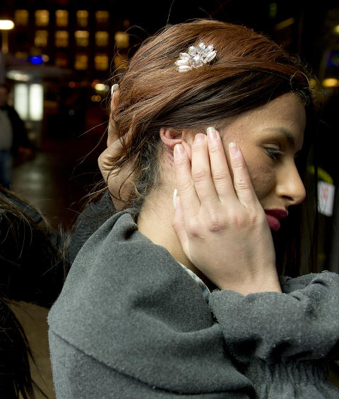 - BLE LIVREDD: Olivia Nathali holder opp h�ret for � vise fram skadene etter at Diana ble sparket i hodet. - Jeg har hatt smerter i hodet, nakken, ryggen og kjeven i hele dag, forteller Diana. Foto: �istein Norum Monsen / DAGBLADET