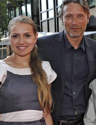 Mads Mikkelsens 18 �r gamle datter banket opp