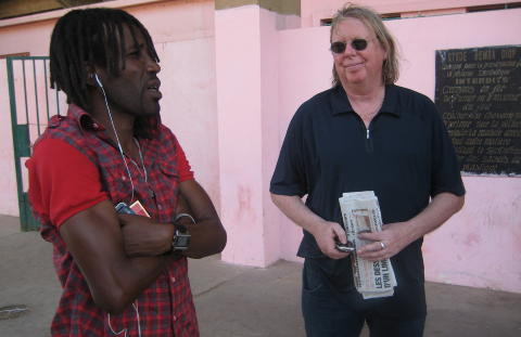 GODE KOMPISER: Malick Dioup driver fotballakademiet i Senegal. Jon Thorstensen kaller ham min afrikanske bror. Foto: Privat