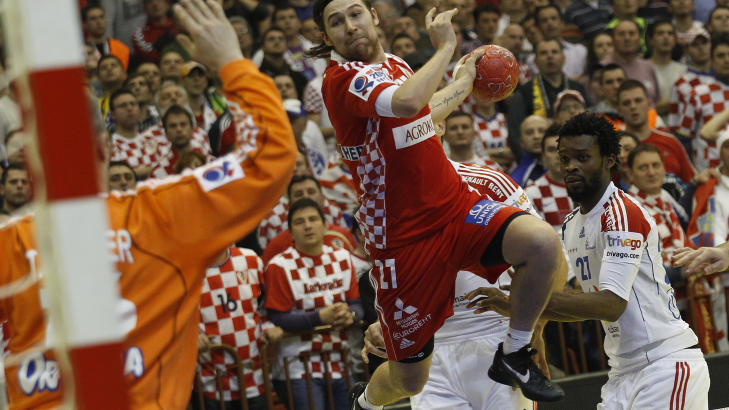 KNUSTE FRANKRIKE: Ivan Cupic og Kroatia gjorde kort prosess med de franske gullgrossistene. Foto:   REUTERS/Stoyan Nenov