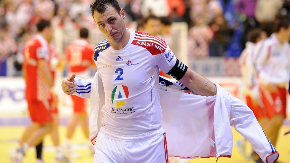 GIKK SLUKK�RET AV BANEN: Jerome Fernandez g�r skuffet av banen etter 22-29-tap mot Kroatia. Frankrike har vunnet fire av de fem siste h�ndballmesterskapene, men denne gangen n�dde de ikke engang semifinalen. Foto:   AFP PHOTO / FRANCK FIFE
