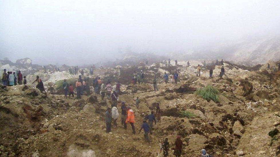 JORDSKRED: Et jordskred i Papua Ny-Guinea har kostet mange mennesker livet. Foto: Scanpix/AP