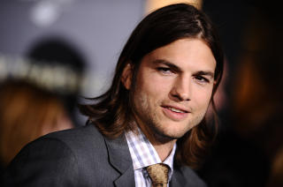 FL�RTER:Ashton Kutcher hyppige fl�rting med unge kvinner etter bruddet har neppe gjort det noe enklere for Demi Moore. Foto: Stella Pictures
