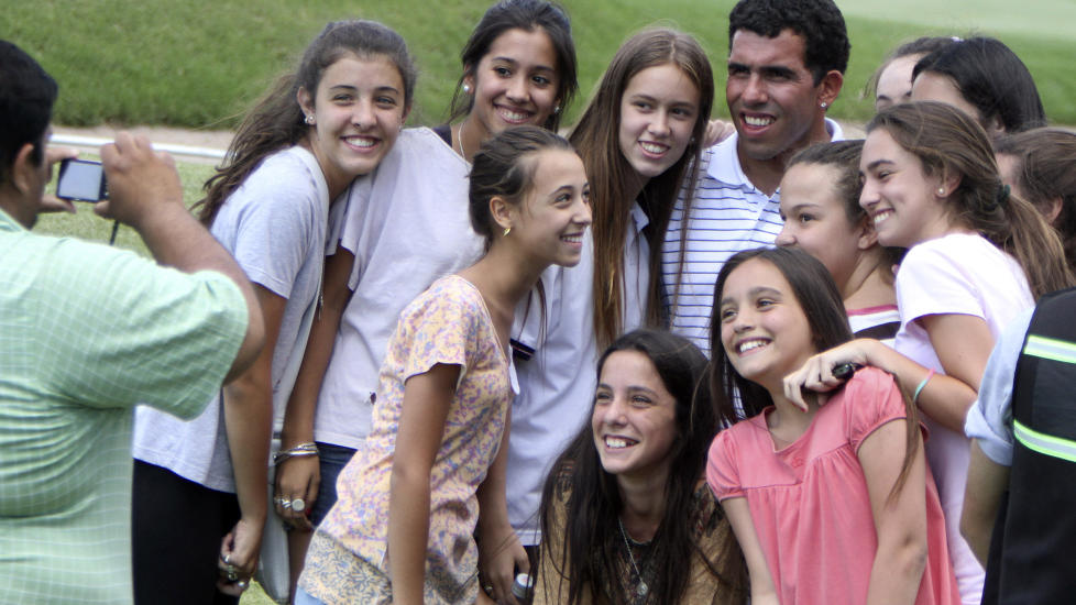 ARGENTINA-HELT: Carlos Tevez har spilt golf og posert med fans mens han har v�rt hjemme i Argentina, uten tillatelse fra Manchester City. Foto: REUTERS/Mariano Paiz
