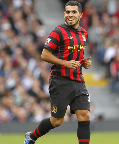 VIL SPILLE I R�DT OG SVART: Carlos Tevez har uttalt at han bare vil spille for AC Milan framover. Den italienske klubbens drakter var modell da City f�rste gang tok i bruk fargene svart og r�dt p� reservedraktene p� 60-tallet. Foto: AP/Sang Tan