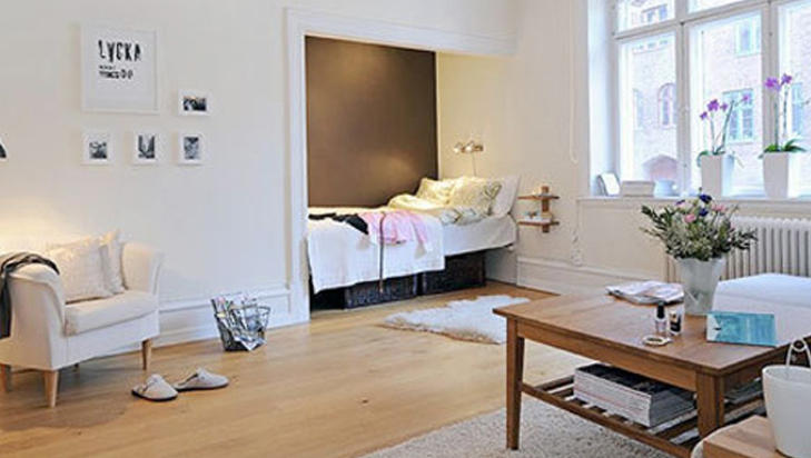 GJESTEROM: I denne leiligheten har man laget en kosekrok/gjestesoveplass av det som en gang var et klesskap. Foto: �lvhem M�kleri