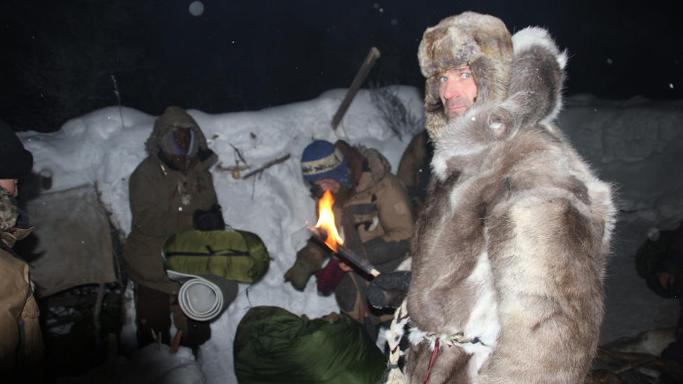 EVAKUERER: Deltakerne i �Robinsonekspedisjonen� ble i g�r kveld evakuert av Christer Falck og sikkerhetsansvarlig etter at temperaturene begynte � krype ned mot minus 30 grader. Foto: Anders Myhr Nilsen/TV3