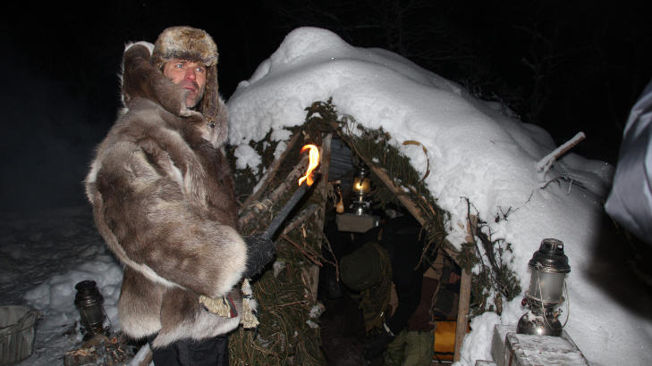 FLYTTET UT: Deltakerne i �Robinsonekspedisjonen� har bygget sine egne hytter ved hjelp av granbar og planker. Det ble for primitivt i den bitende telemarkskulda. Foto: Anders Myhr Nilsen/TV3