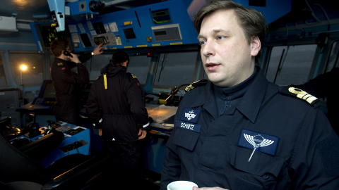 - KREVENDE: Skipssjef Kåre Schiøtz stilte minerydderen KMN Karmøy til rådighet som arena for «Titanic»-konkurransen. Foto: Øistein Norum Monsen / DAGBLADET - KREVENDE: Skipssjef Kåre Schiøtz stilte minerydderen KMN Karmøy til rådighet som arena for «Titanic»-konkurransen. Foto: Øistein Norum Monsen / DAGBLADET