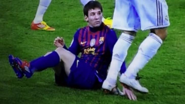 TR�KKET TIL: Pepe tr�kket p� h�nda til Lionel Messi under forrige onsdags kamp mot Barcelona. Foto: Canal 