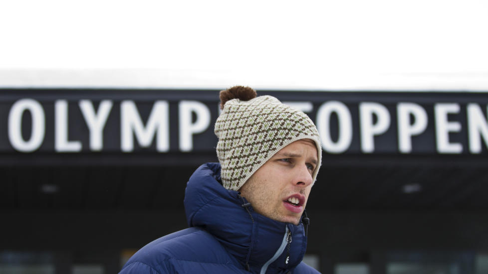 SLITER: Alexander Dale Oen p� vei inn til unders�kelser p� Olympiatoppen onsdag. Sv�mmeren, som kom hjem fra landslagssamling i g�r kveld, sliter med nervesmerter i arm og skulder.
Foto: Vegard Gr�tt / Scanpix
