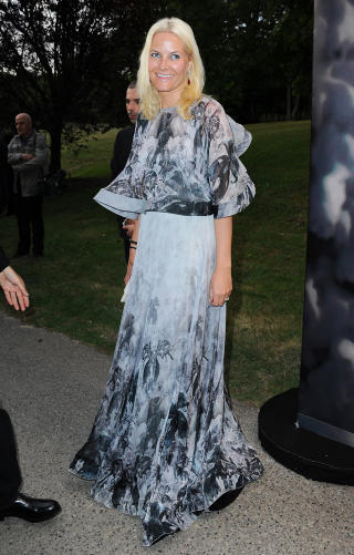 I VALENTINO: Mette-Marit i en flagrende kreasjon fra designhuset. Foto: Stella Pictures