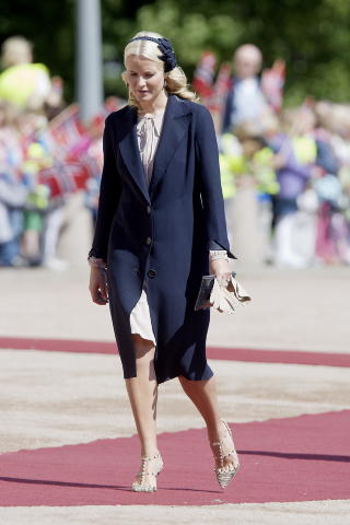 TILBEH�R: Det er ikke bare kjoler kronprinsessen velger fra Valentino. Her er hun i naglesko signert motehuset. Foto: Stian Lysberg Solum/Scanpix