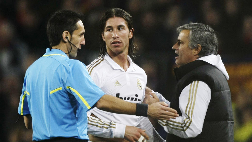 HETT: Real Madrid-trener Jos� Mourinho og utviste Sergio Ramos i samtale med dommer Teixeira i g�r kveld. En str�lende fotballkamp p� Camp Nou inneholdt det meste.Foto: SCANPIX/REUTERS/Gustau Nacarino