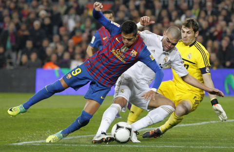 I FOKUS: Pepe ble kalt �morder� av deler av Barca-fansen underveis i kampen. Her i duell med Alexis.Foto: SCANPIX/REUTERS/Albert Gea