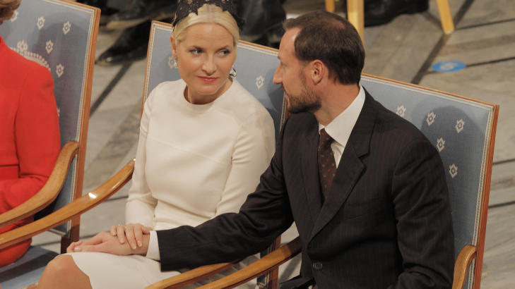 KJOLE: Kronprinsessen i kjole fra Valentino p� Nobels fredsprisseremoni i Oslo r�dhus. Foto: Stella Pictures