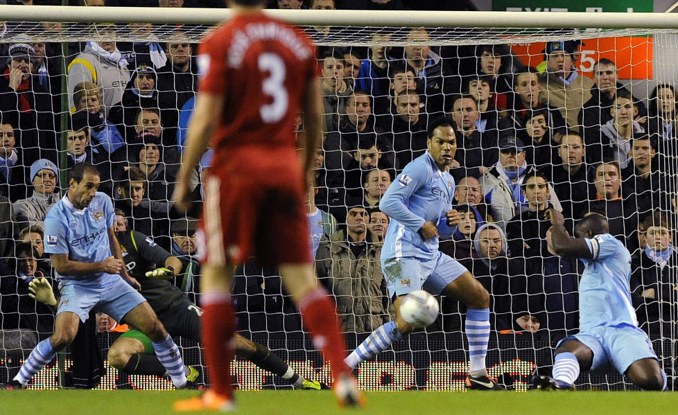 STRAFFE? Daniel Aggers skudd g�r via foten til Micah Richards og opp i armen til h�yrebacken. Straffe, mente Phil Dowd. Foto: Reuters / Nigel Roddis / Scanpix