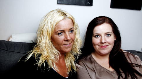 �PENHET: Bente Karlsen R�stad (44) og dattera Karianne Zachariassen (26) har valgt �penhet mot hverandre - og omverden. Foto: Kristin Svorte
