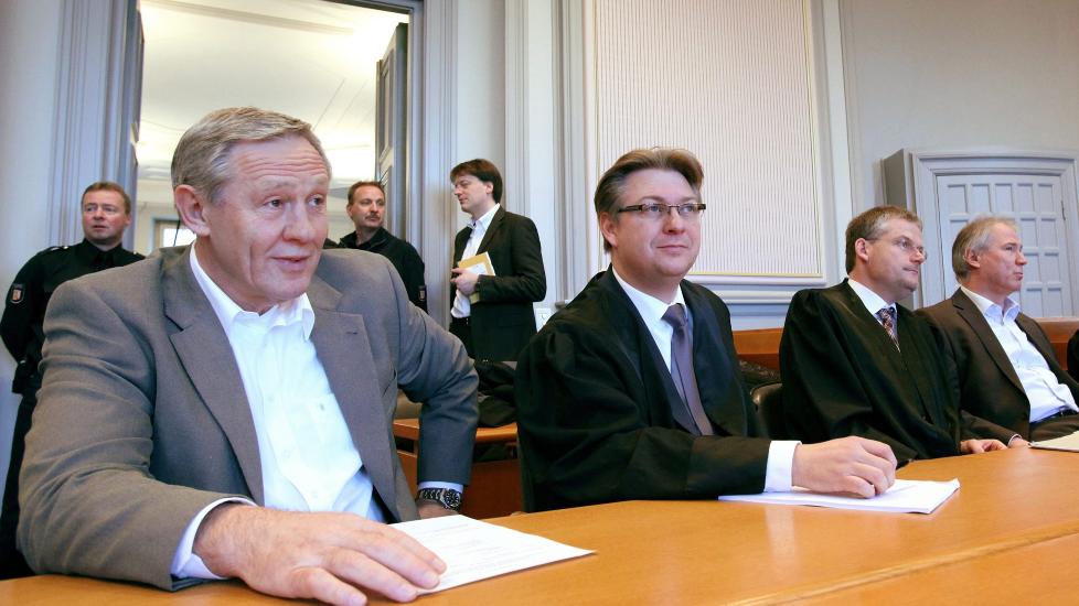 FRIKJENT: Uwe Schwenker og Zvonimir Serdarusic er frikjent for anklagene om �� ha kj�pt dommerne� f�r mesterligafinalen i 2007. De to var henholdsvis sportsdirekt�r og trener for storklubben Kiel p� det aktuelle tidspunktet. Foto: EPA / Bodo Marks / Scanpix