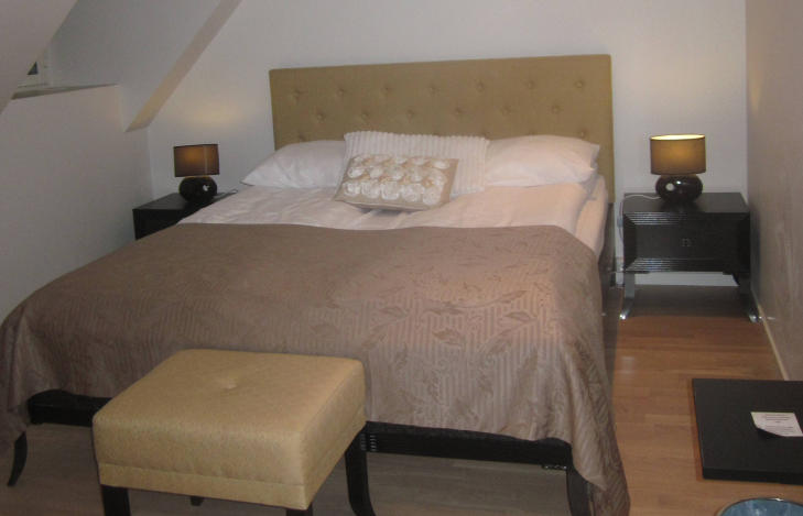 GOD SENG: Smakfullt innredet rom med myk og god dobbeltseng. Det er stille og rolig p� Basic hotel om du unng�r rom ut mot gata.