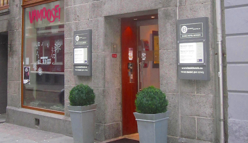 BASIC HOTEL BERGEN: Bak den stengte d�ra er det ikke et menneske � se.