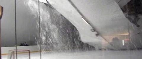 150 unge ishockey-spillere m�tte flykte da hall kollapset